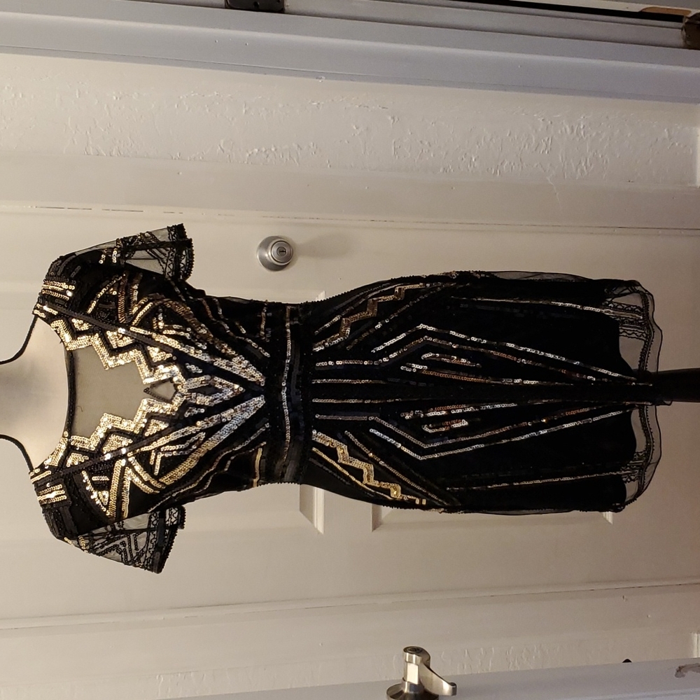 Black/Gold sequined party dress 🥂